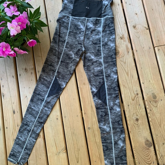 Oakley Essential Mesh Yoga Pant (S) - Picture 3 of 5